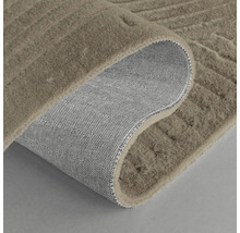 Teppich mit textilem Rücken und gerippter Oberflächenstruktur