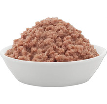 Hundenassfutter in einer weißen Schale