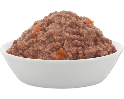 Hundenassfutter mit Fleisch und Gemüse in einer weißen Schüssel