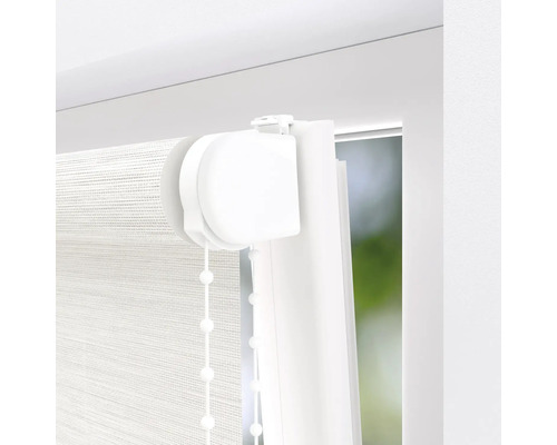 Detailansicht eines weißen Doppelrollos am Fenster