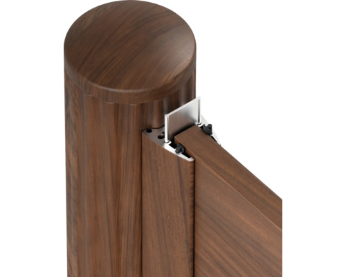 Detailansicht eines Holzzaunpfostens mit Montageelementen