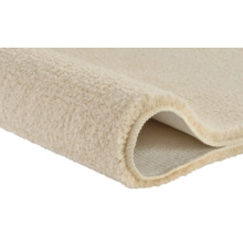 Detailansicht einer beigen Badematte mit Flor