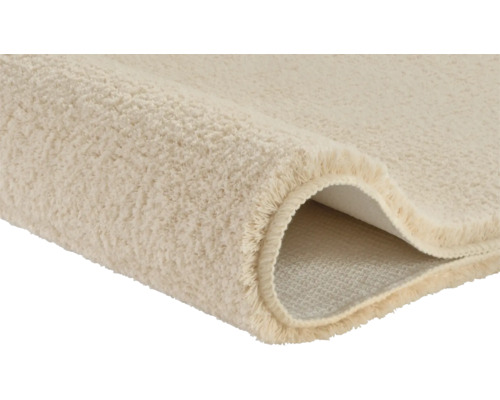 Detailansicht einer beigen Badematte mit Flor