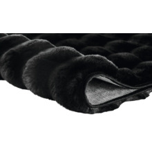 Detailaufnahme eines schwarzen Teppichs mit Flor