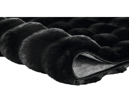 Detailaufnahme eines schwarzen Teppichs mit Flor