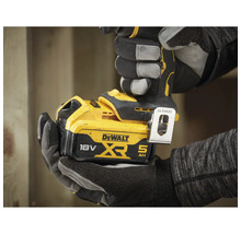 Nahaufnahme einer Hand, die einen 18-Volt-Akkupack von DeWalt hält