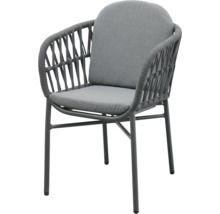 Gartensessel mit grauem Kissen und geflochtenem Design