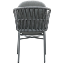 Grauer Stuhl mit geflochtener Rückenlehne und Sitzkissen