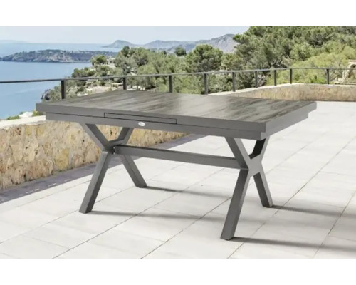 Ausziehbarer Gartentisch mit Metallgestell auf einer Terrasse mit Meerblick