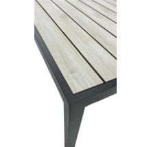 Detailansicht eines Gartentisches mit Holzlatten und Metallrahmen