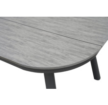 Detailansicht eines Gartentisches mit Holzstruktur und Metallbeinen