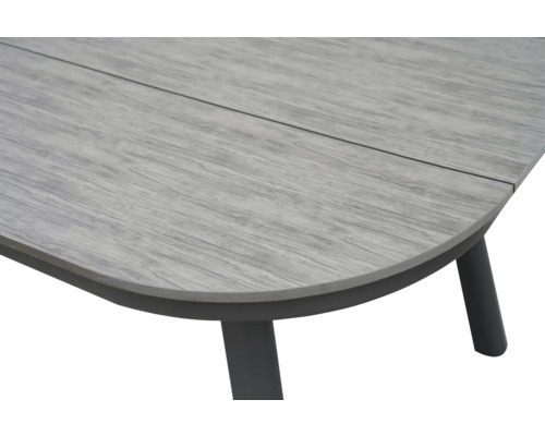 Detailansicht eines Gartentisches mit Holzstruktur und Metallbeinen