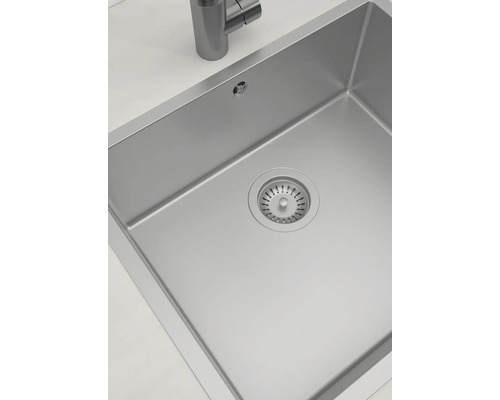 Spüle aus Edelstahl mit Abflussgarnitur und Wasserhahn