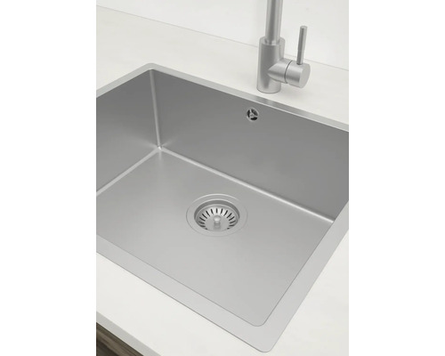 Spüle aus Edelstahl mit Abfluss und Wasserhahn