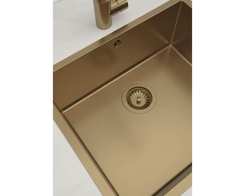 Spüle aus Edelstahl mit Abfluss und Wasserhahn