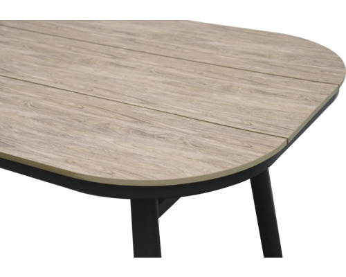 Detailansicht eines Gartentisches mit Holzstruktur und Metallbeinen