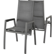 Zwei graue Gartenstühle mit Armlehnen.