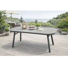 Grauer Gartentisch auf einer Terrasse mit Meerblick.