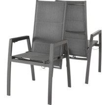 Zwei graue Gartenstühle mit Armlehnen und hoher Rückenlehne