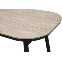 Detailansicht eines ovalen Tisches mit Holzoptik und schwarzem Gestell