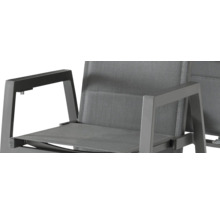 Detailansicht eines Gartenstuhls mit Armlehne und Textilbespannung