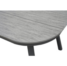 Detailansicht eines Gartentisches mit Holzstruktur