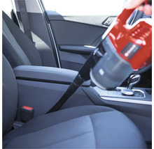 Handstaubsauger im Einsatz zur Reinigung eines Autoinnenraums