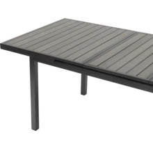 Detailansicht eines Gartentisches mit Lamellenstruktur