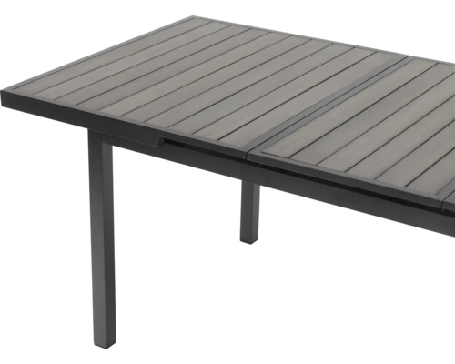 Detailansicht eines Gartentisches mit Lamellenstruktur