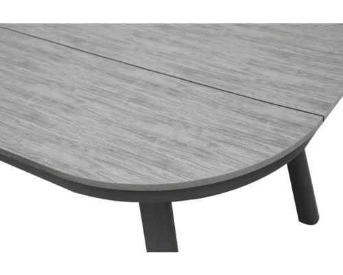 Detailansicht eines Gartentisches mit Holzoptik