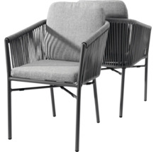 Zwei graue Rattansessel mit grauen Kissen