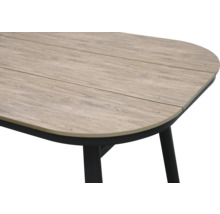 Detailansicht eines Gartentisches mit Holzstruktur und schwarzem Gestell.