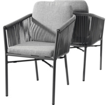 Zwei graue Gartensessel mit Kissen