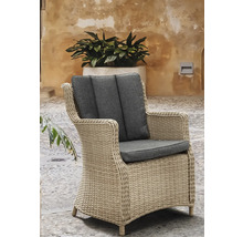 Geflochtener Gartenstuhl mit grauen Kissen