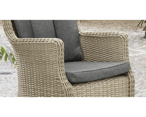 Detailansicht eines Korbsessels mit grauen Kissen für den Außenbereich