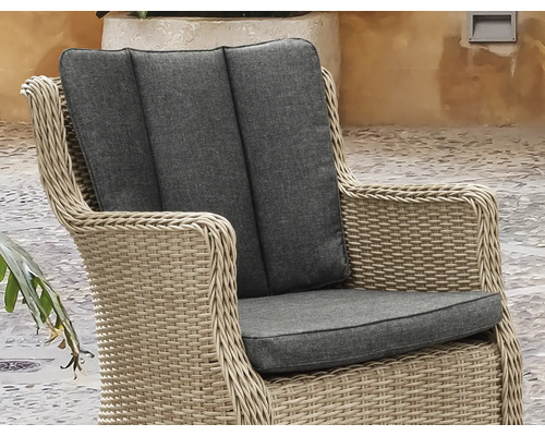 Gartensessel aus Rattan mit grauen Kissen