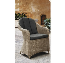 Geflochtener Sessel mit grauen Kissen für den Außenbereich