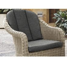 Korbsessel mit grauen Polsterauflagen für den Außenbereich.