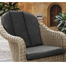 Detailansicht eines Korbsessels mit Sitzkissen