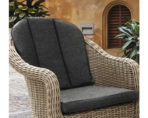 Detailansicht eines Korbsessels mit Sitzkissen