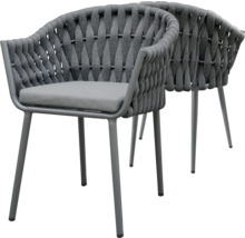 Zwei graue Outdoor Stühle mit Armlehnen und geflochtenem Design.