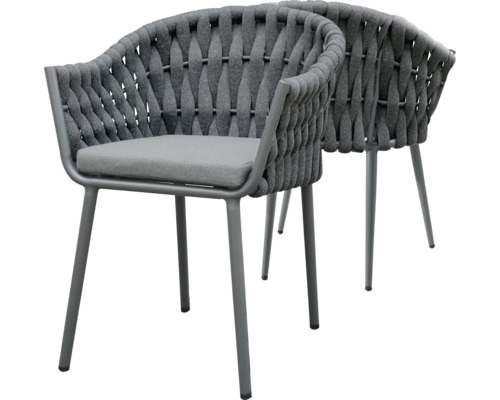 Zwei graue Outdoor Stühle mit Armlehnen und geflochtenem Design.