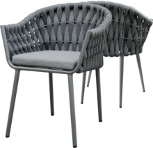 Zwei graue Gartensessel mit Kissen und geflochtener Rückenlehne