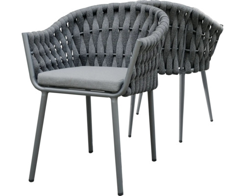 Zwei graue Gartensessel mit Kissen und geflochtener Rückenlehne