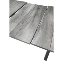 Detailansicht einer Gartentischplatte mit Holzstruktur