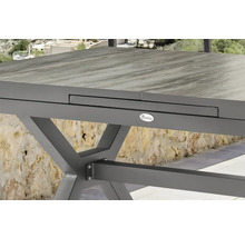 Detailansicht eines Gartentisches mit Ausziehfunktion und Destiny Logo