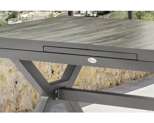 Detailansicht eines Gartentisches mit Ausziehfunktion und Destiny Logo