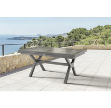 Ausziehbarer Gartentisch mit Aluminiumgestell auf einer Terrasse mit Meerblick