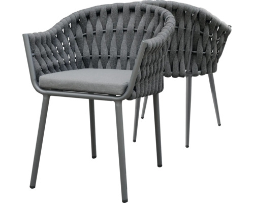 Zwei Stühle mit Armlehnen, geflochtenem Design und Sitzkissen