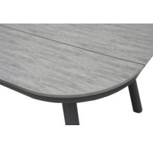 Detailansicht eines Gartentisches mit Holzoptik und Metallbeinen